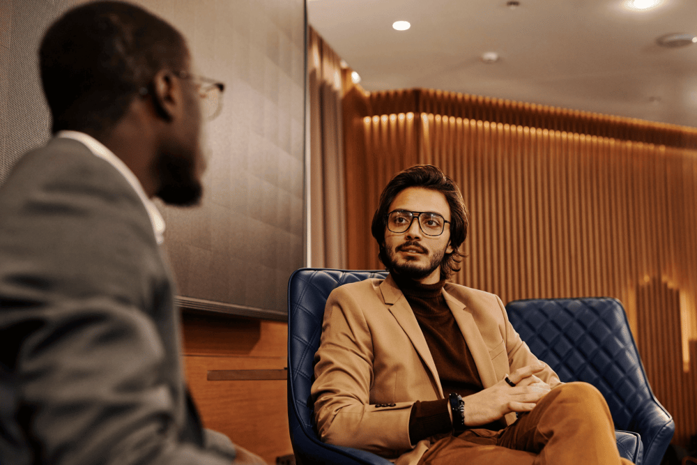 ilustrasi dua pria berbicara di tempat kerja (pexels.com/Henri Mathieu-Saint-Laurent)