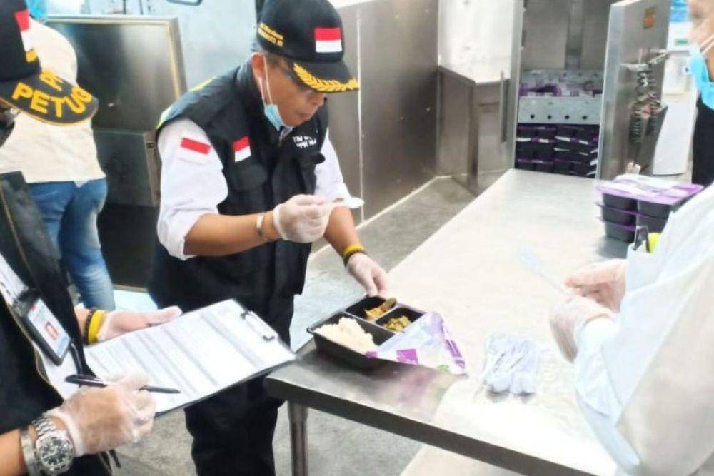 Potret PPIH sedang melakukan inspeksi makanan (ANTARA)
