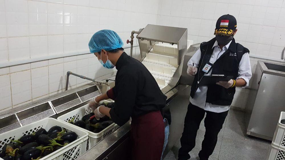PPIH sedang melakukan inspeksi katering (kemkes.go.id)