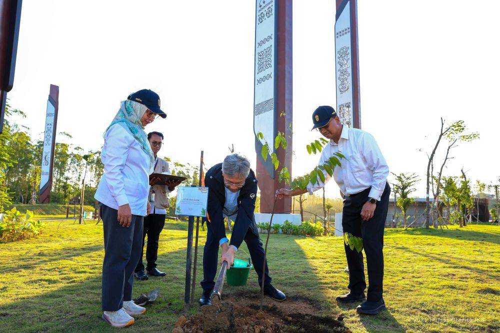 Kunjungan Dubes RRT ditutup dengan penanaman pohon di Plaza Bhineka Tunggal Ika. (Dok. Humas OIKN)