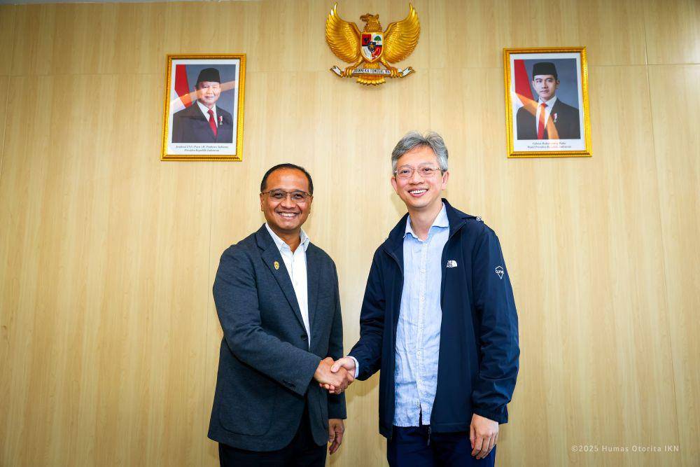 Duta Besar Republik Rakyat Tiongkok untuk Indonesia, H.E. Wang Lutong bersama Deputi Bidang Pendanaan dan Investasi Otorita IKN, Agung Wicaksono. (Dok. Humas OIKN)
