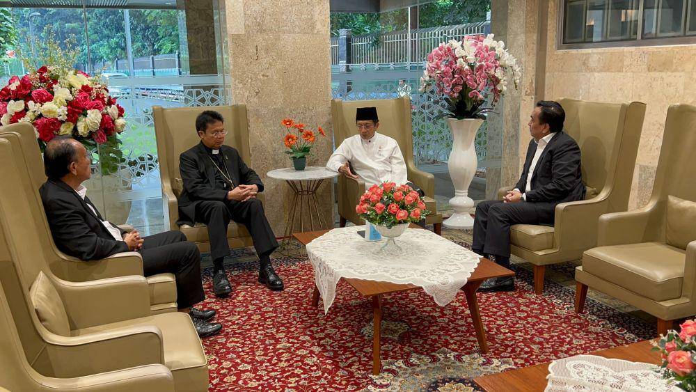 Menteri Agama (Menag) Nasaruddin Umar dan Ephorus Huria Kristen Batak Protestan (HKBP) Pendeta Victor Tinambunan bersama Effendi Simbolon  (dok.istimewa)
