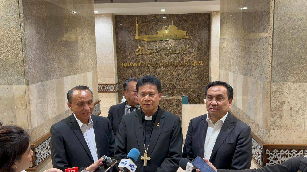 Ephorus Huria Kristen Batak Protestan (HKBP) Pendeta Victor Tinambunan bersama Effendi Simbolon  (dok.istimewa)