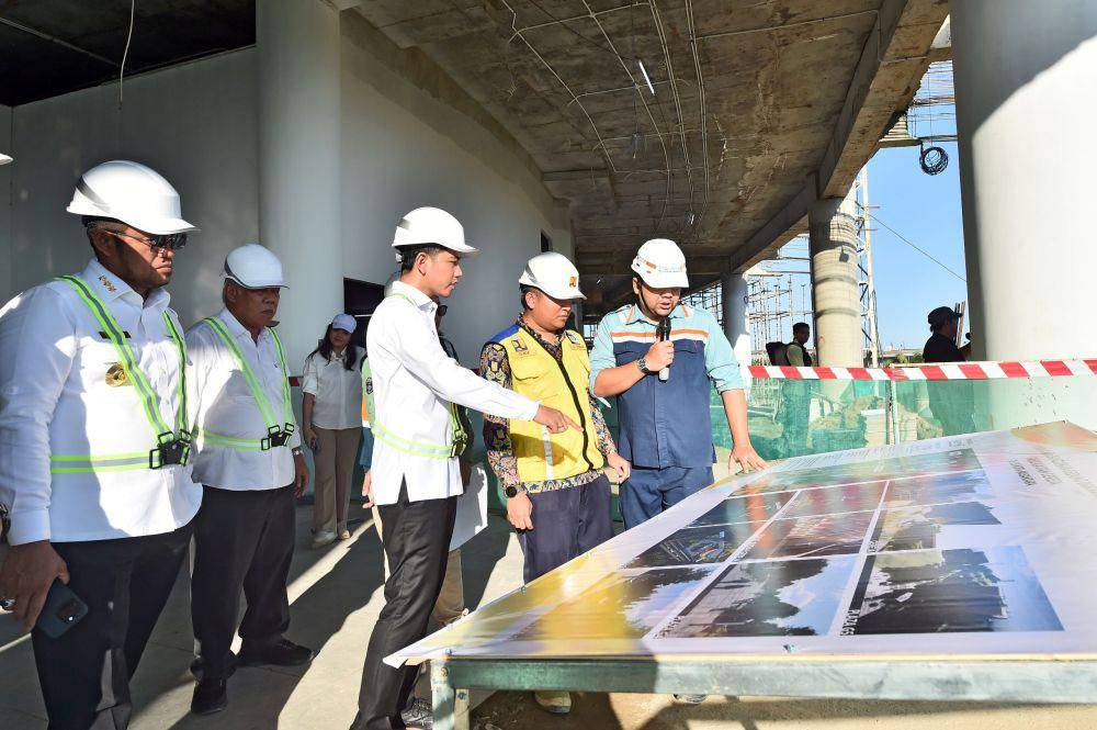 Wakil Presiden Gibran Rakabuming didampingi Kepala OIKN, Basuki Hadimuljono di lokasi pembangunan Masjid Negara IKN, Rabu (28/5/2025). (Dok. Humas OIKN)