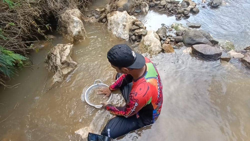Aktifitas warga mencari emas di aliran sungai di Tulungagung. IDN Times/ Bramanta Pamungkas