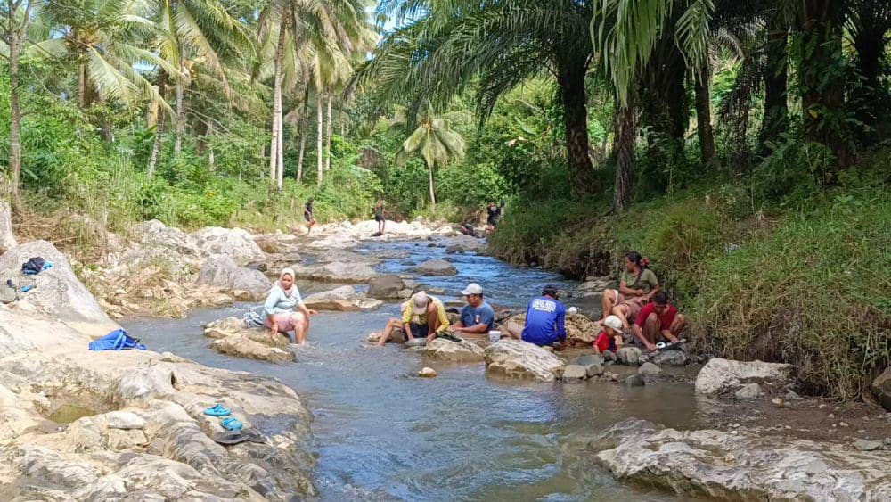 Aktifitas warga mencari emas di aliran sungai di Tulungagung. IDN Times/ Bramanta Pamungkas