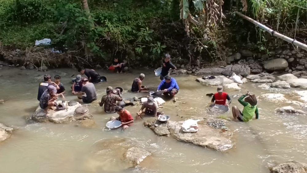Warga di Tulungagung Ramai Berburu Emas di Aliran Sungai