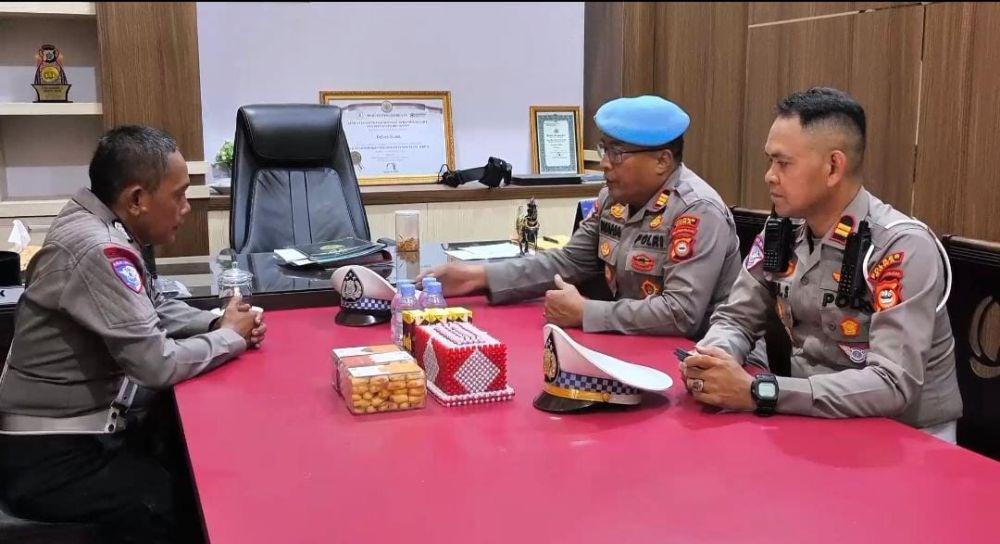 Anggota polisi di Gowa terekam minta uang ke pengendara, kini dinonaktifkan. (Dok. Istimewa)