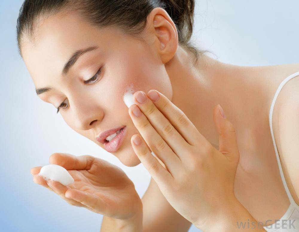 http://cdn.idntimes.com/content-images/post/20160125/woman-in-white-tank-putting-face-cream-on-face-dea734ab0617c1ece838a8054bc9952f.jpg