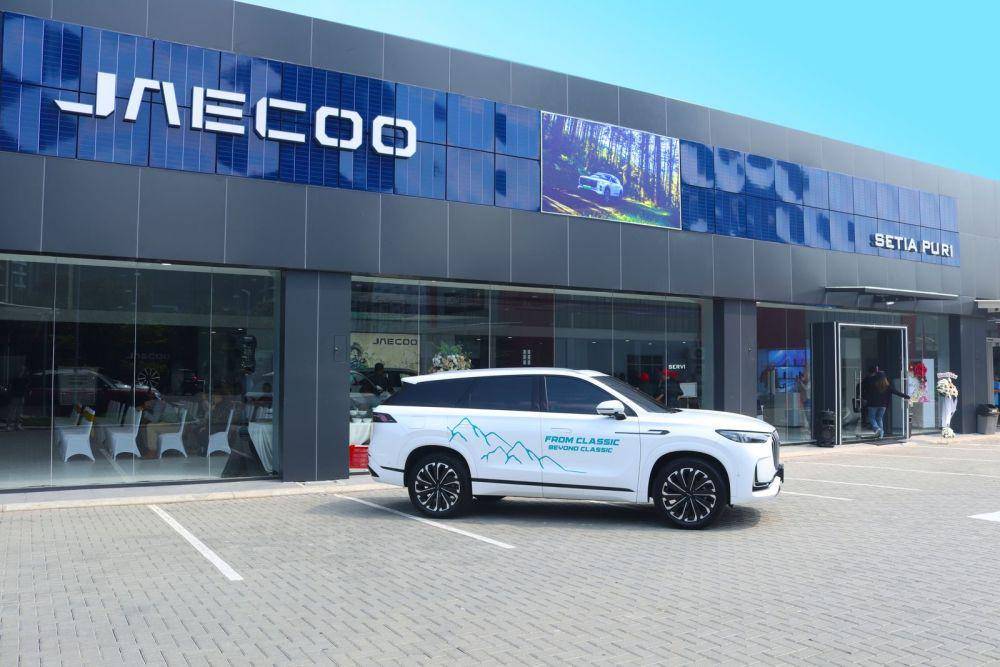 Ada 2 model mobil yang dipajang (Jaecoo)