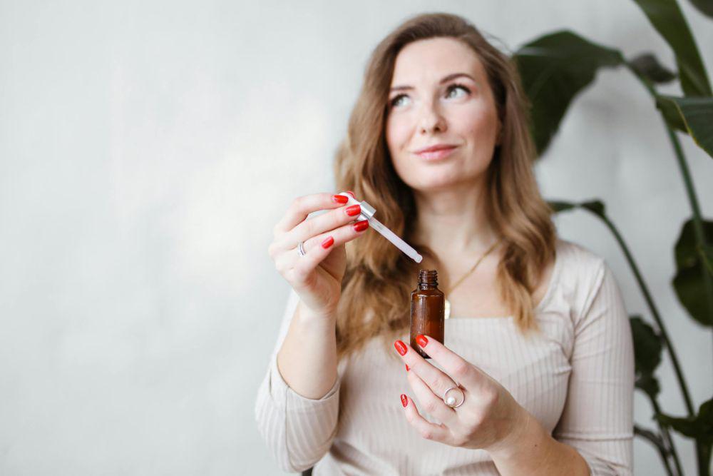 Ilustrasi pakai serum rambut (pexels.com/Polina Tankilevitch)