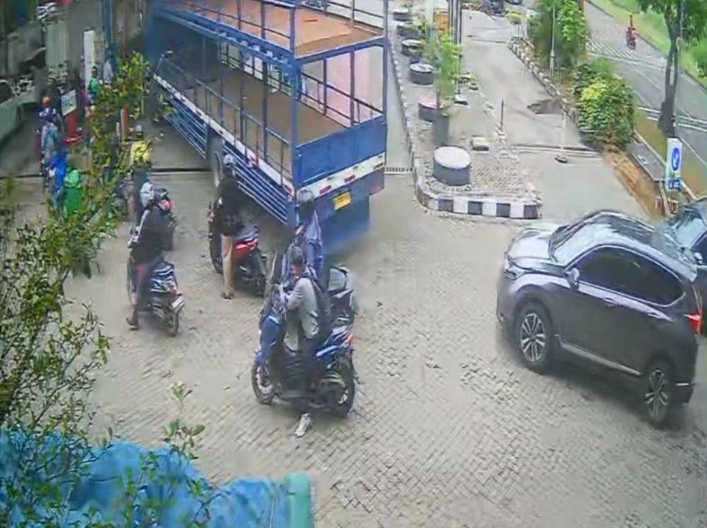 Karyawan BUMD aniaya sopir truk di Bekasi. (Tangkapan layar CCTV)