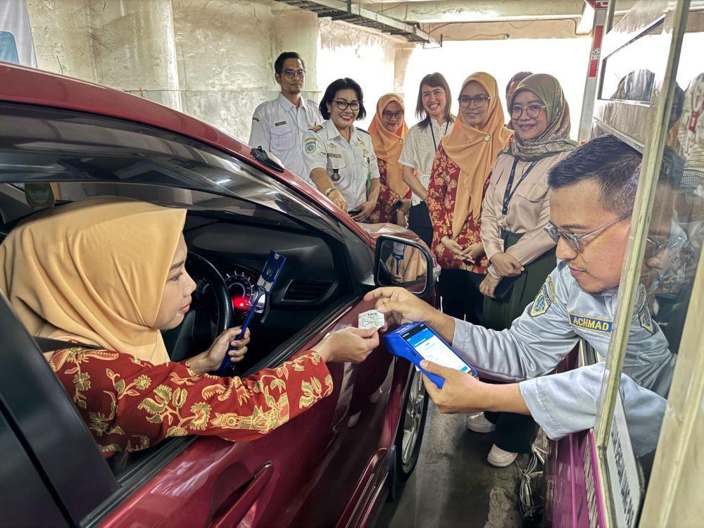Spesial HJKS, Bayar Parkir di Surabaya Cuma Rp732