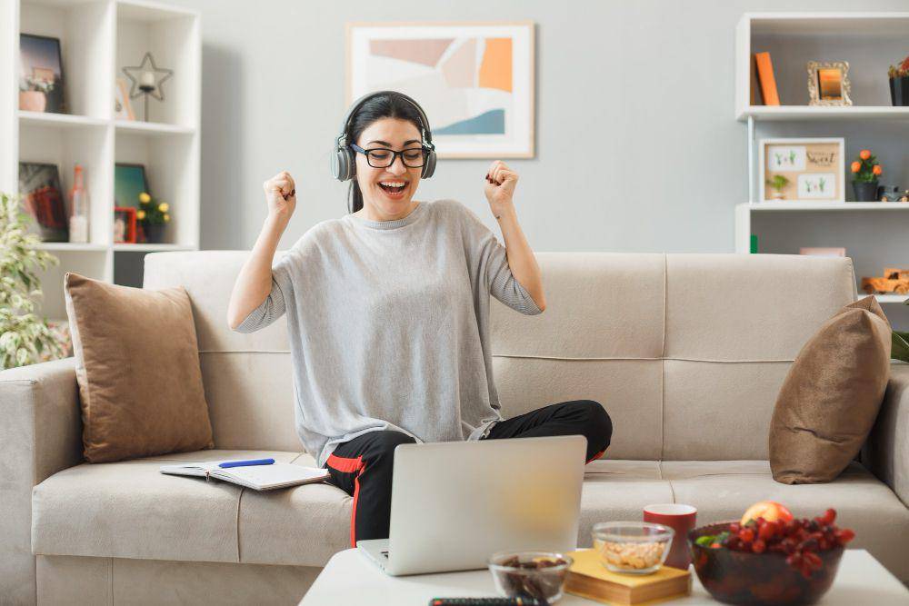 ilustrasi perempuan semangat (freepik.com/stockking)