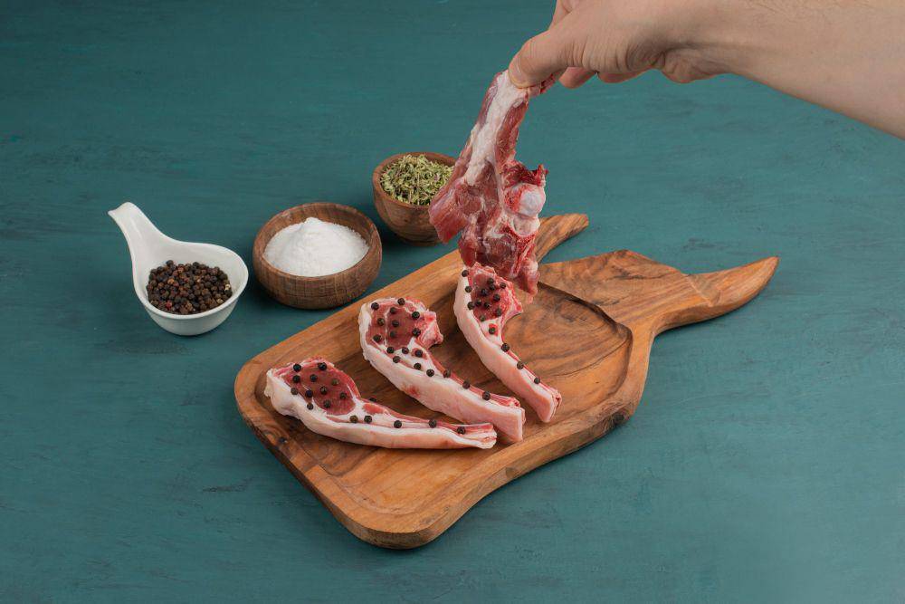 ilustrasi daging kambing dan rempah (freepik.com/azerbaijan-stockers)