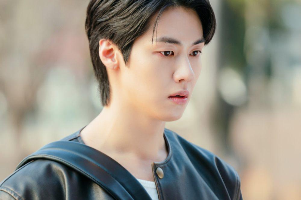 8 Tindakan Tae Yang sebagai Backburner di Spring of Youth, Ngenes!