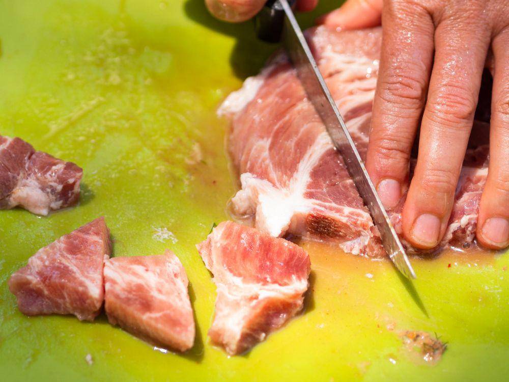 ilustrasi memotong daging (freepik.com/freepik)