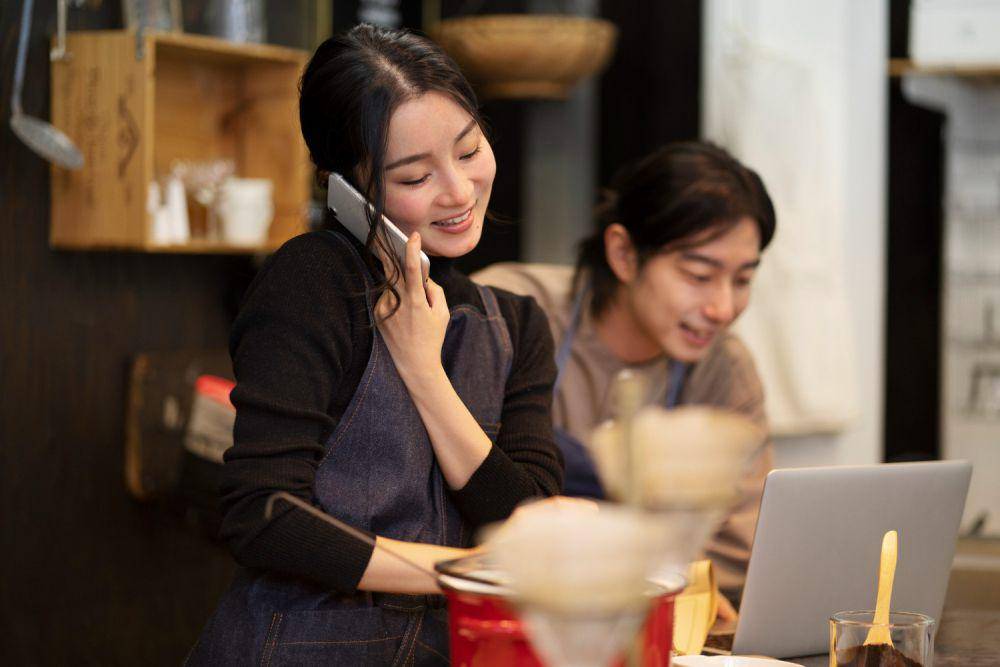 Ilustrasi wanita bekerja di kafe (freepik.com/freepik)