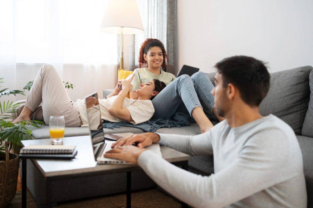 Ilustrasi berkumpul bersama keluarga (freepik.com/freepik)