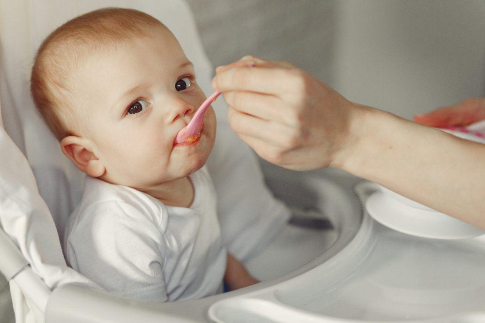 ilustrasi bayi makan MPASI (freepik.com/prostooleh)