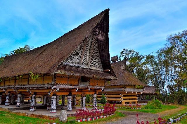https://cdn.idntimes.com/content-images/post/20170816/4353463836-rumah-bolon-9a73ce7ac21ccec393db6c850e52d78c.jpg