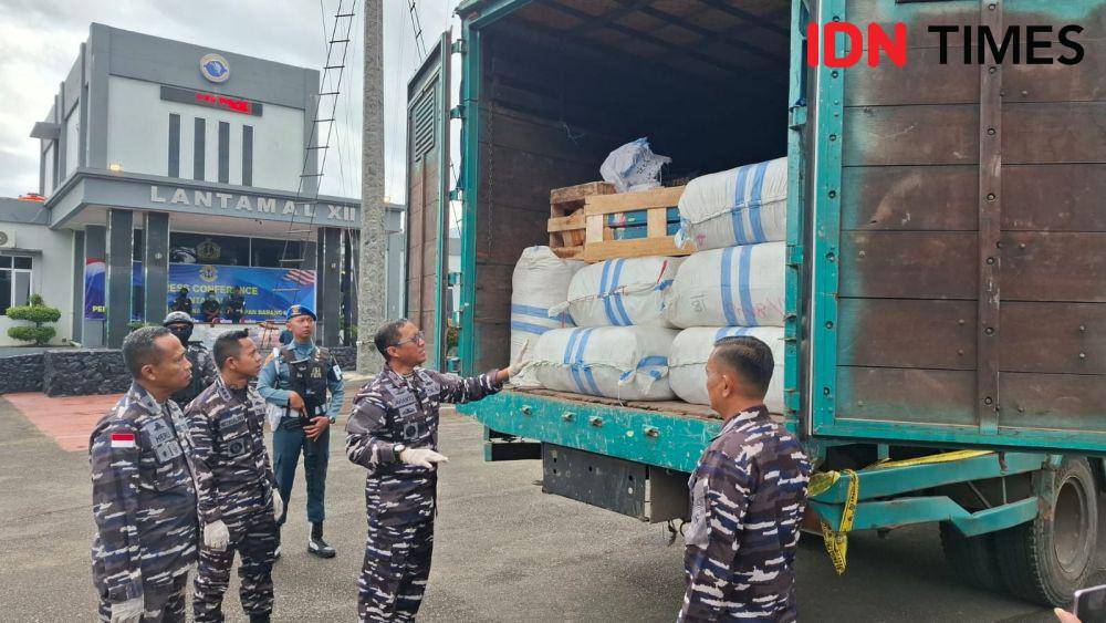 22 ballpress pakaian bekas diselundupkan dari Malaysia. (IDN Times/Teri).