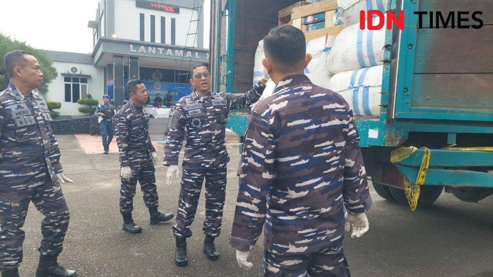 Nilai sitaan barang 22 ballpress pakaian bekas Rp165 juta. (IDN Times/Teri).