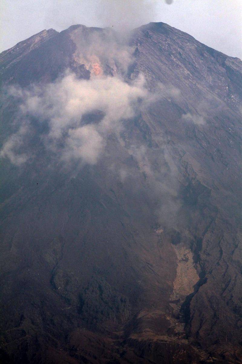 https://cdn.idntimes.com/content-images/post/20201204/antarafoto-aktivitas-gunung-semeru-031220-um-3-3d98f358b19a155eddde78d24526532e.jpg