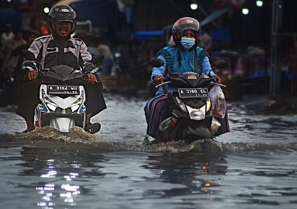 https://cdn.idntimes.com/content-images/post/20210914/antarafoto-banjir-pasar-rau-140921-af-2-7a9c61ed626212bde4851246c42a2ee3.jpg