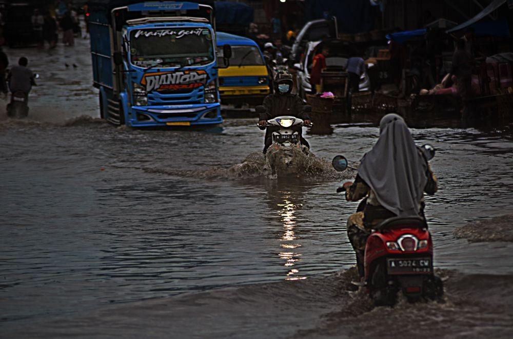 https://cdn.idntimes.com/content-images/post/20210914/antarafoto-banjir-pasar-rau-140921-af-5-49536769537f58b5303e05e4e23efc6b.jpg