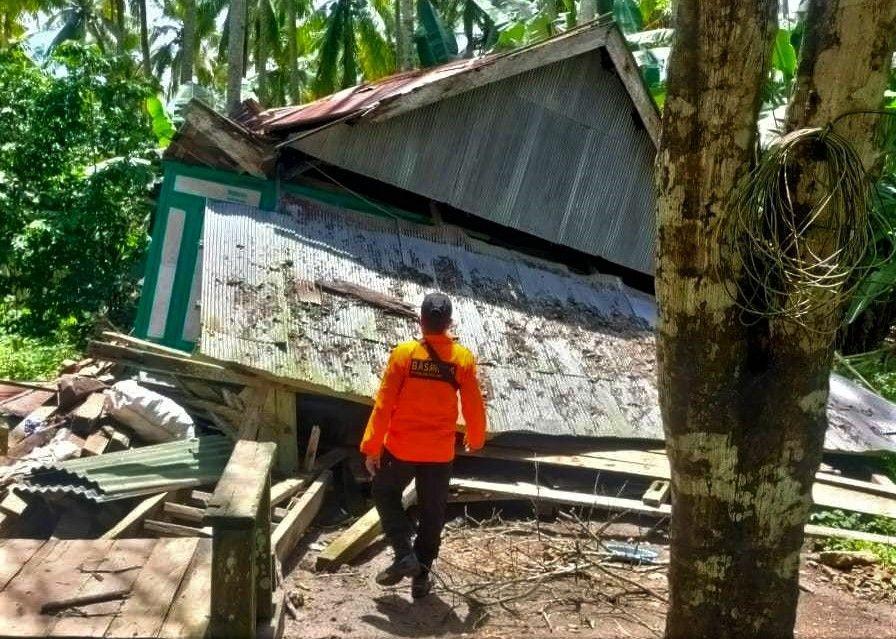 https://cdn.idntimes.com/content-images/post/20211218/antarafoto-dampak-gempa-selayar-kendari-161221-jjn-10-009035d7956202fd906abb3d1e0ccda9.jpg
