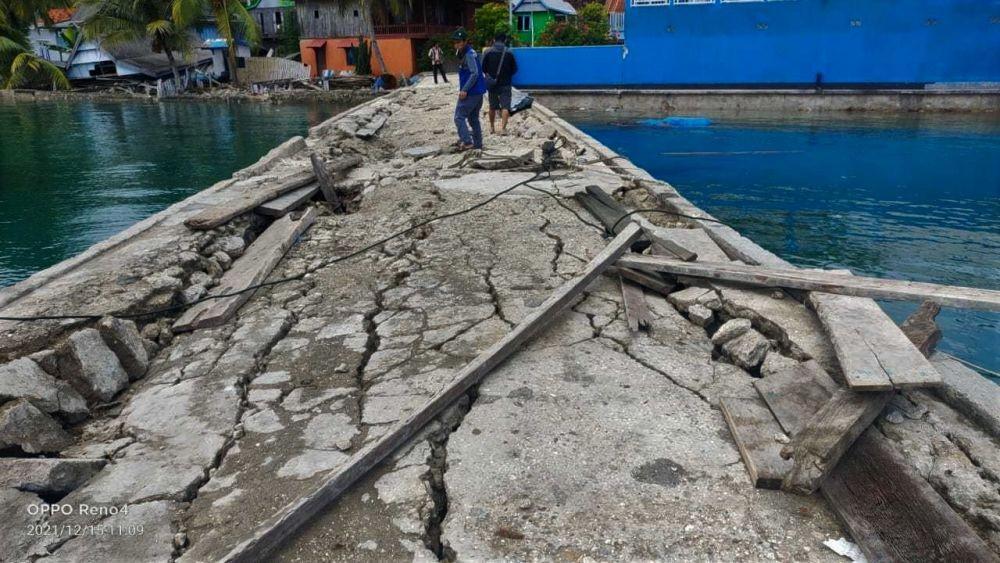 https://cdn.idntimes.com/content-images/post/20211218/antarafoto-dampak-gempa-selayar-kendari-161221-jjn-6-94612ce608f1f568a9d1a70305a442f1.jpg
