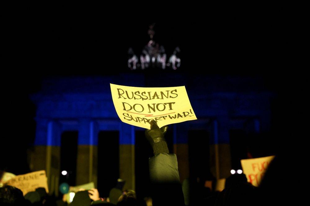 https://cdn.idntimes.com/content-images/post/20220301/antarafoto-germany-ukraine-crisis-protest-25022022-3f5fc06b65e4da60ea68b8cc9b69850f.jpg