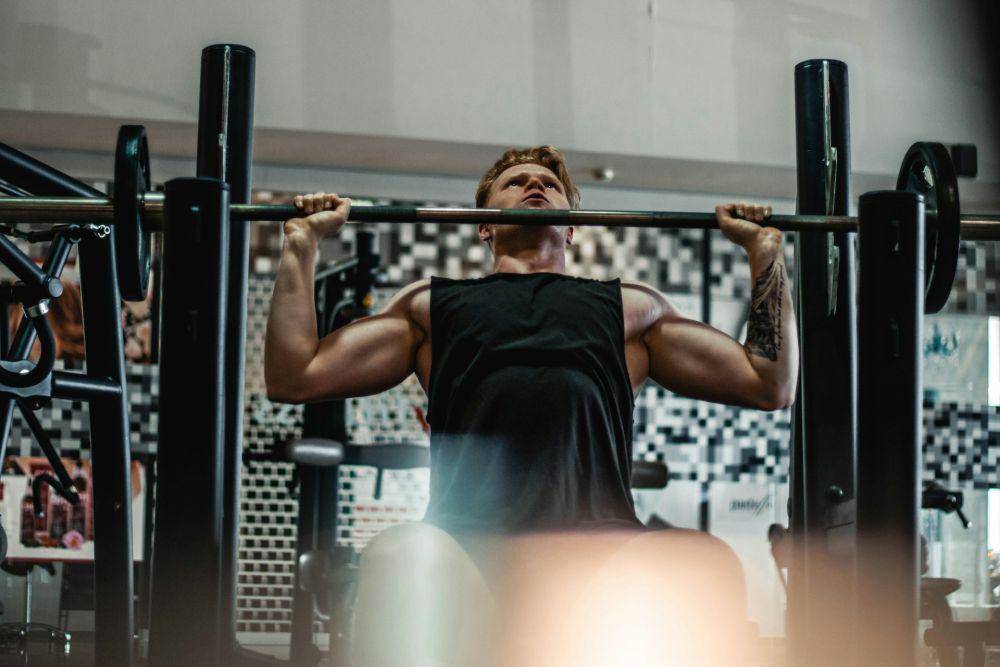 ilustrasi latihan di gym (unsplash.com/Arthur Edelmans)