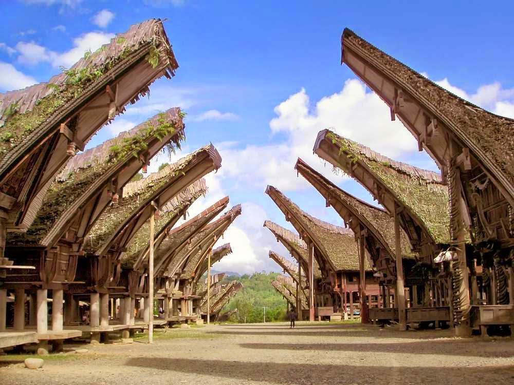 https://cdn.idntimes.com/content-images/post/20170816/banua-tongkonan-58926253a4788841277864fffdd46064.jpg