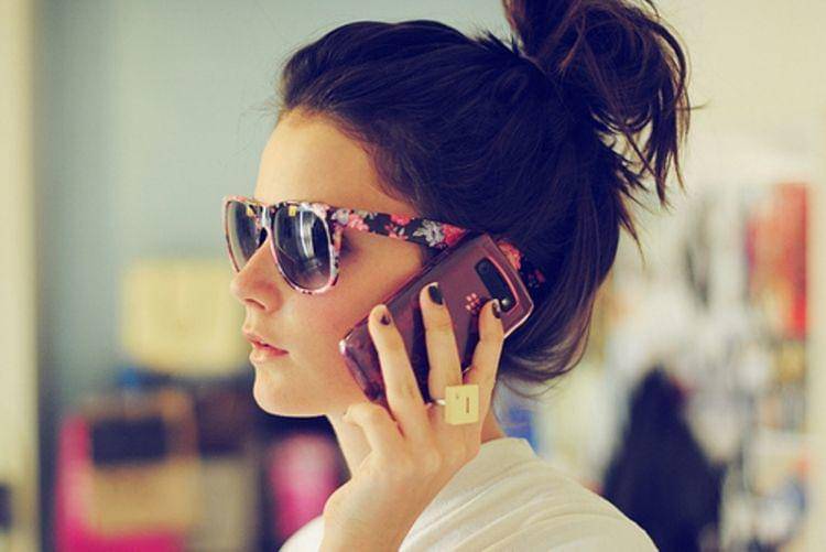 http://cdn.idntimes.com/content-images/post/20160217/blackberry-bun-girl-glasses-phone-favimcom-299790-750x501-cfb7efa0387f57fb90996529e1cbba18.jpg