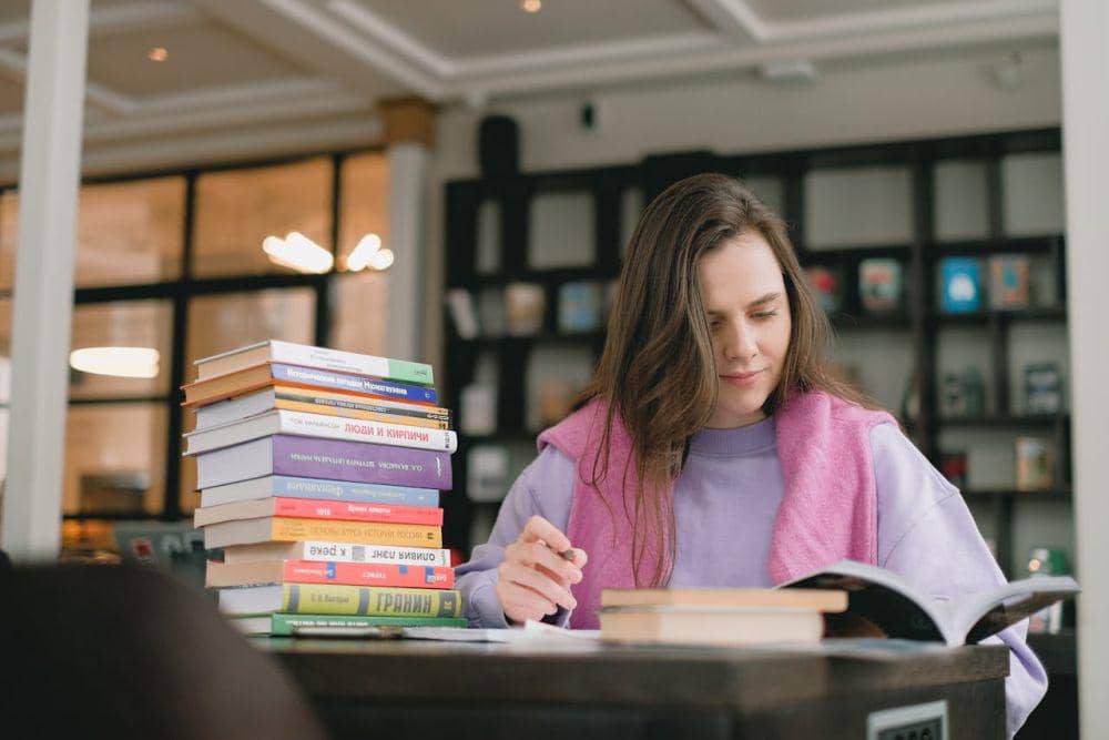 ilustrasi wanita sedang membaca buku (pexels.com/SHVETS production)