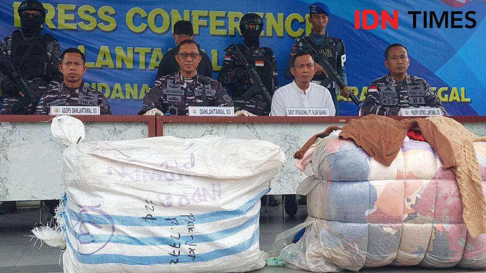 22 ballpress pakaian bekas hendak dikirim ke Jakarta. (IDN Times/Teri).
