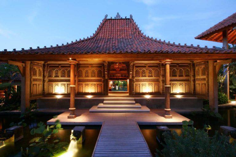 https://cdn.idntimes.com/content-images/post/20170816/contoh-desain-rumah-joglo-yang-cantik-768x512-9ed3f09bac907295ac26517c09d0384f.jpg