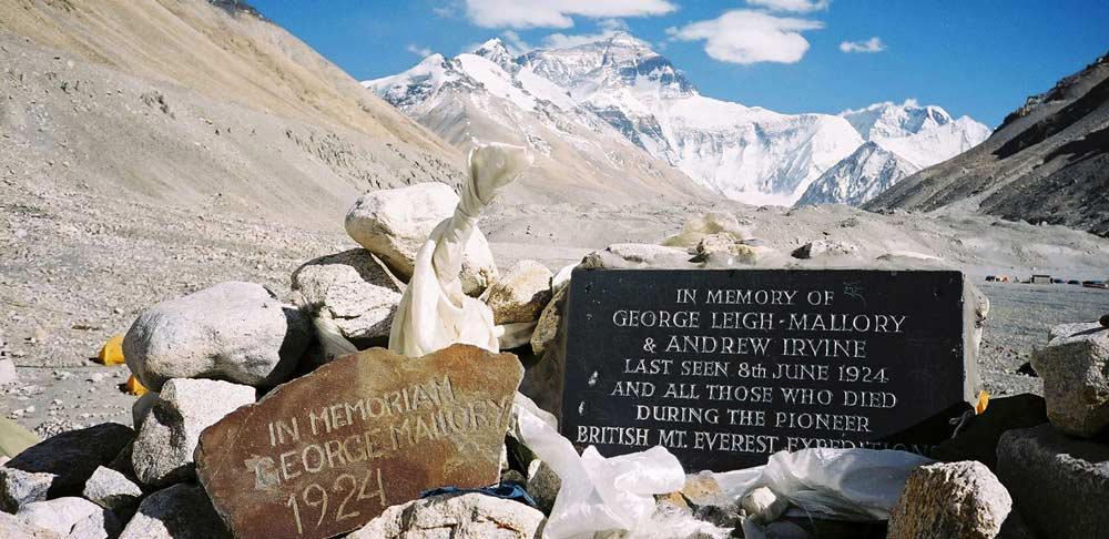 https://cdn.idntimes.com/content-images/post/20180323/everest-deaths-mallory-and-irvine-memorial-87f622d88e2f94d1c34d6e6e21760a41.jpg