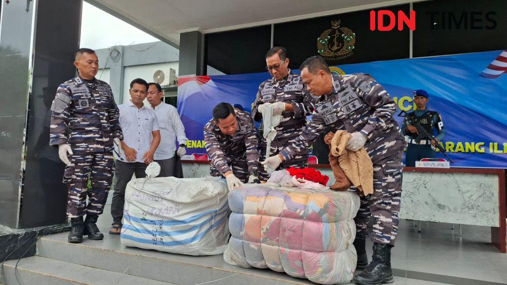 TNI AL Gagalkan Penyelundupan 22 Ballpress Pakaian Bekas dari Malaysia