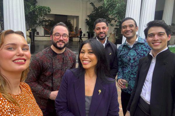 7 Potret Artis yang Bertemu Presiden Prancis di Indonesia