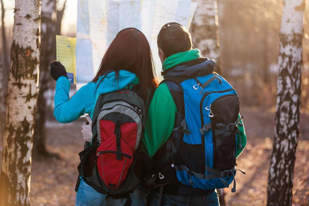 https://cdn.idntimes.com/content-images/post/20180419/hikers-looking-at-map-286e977e4e86030f4db87db924a1cb4e.jpg
