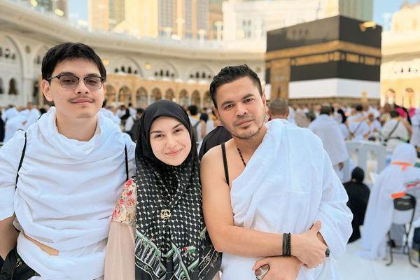 7 Potret Irish Bella Berangkat Haji 2025 Bareng Suami dan Adiknya