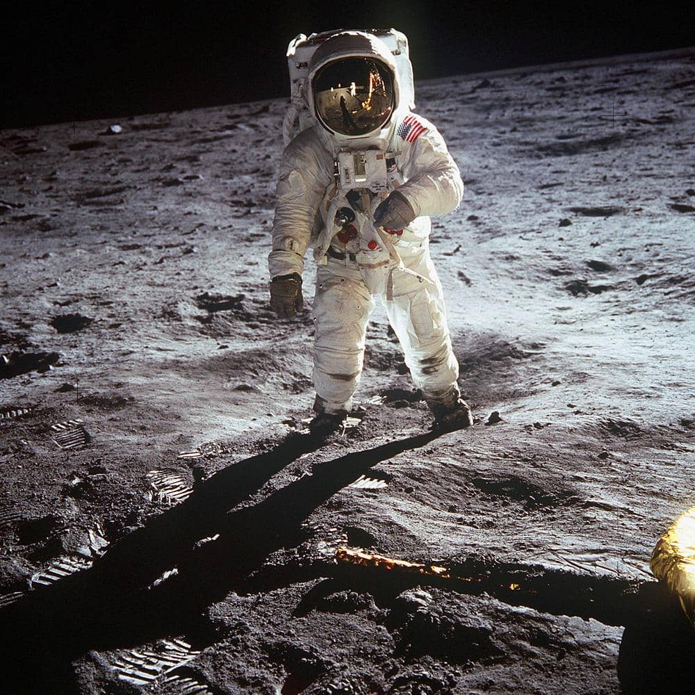 https://cdn.idntimes.com/content-images/post/20170417/iconic-space-photos-armstrong-moon-nasa1-f51ea300bae2c702624178b3b7ed5ec8.jpg