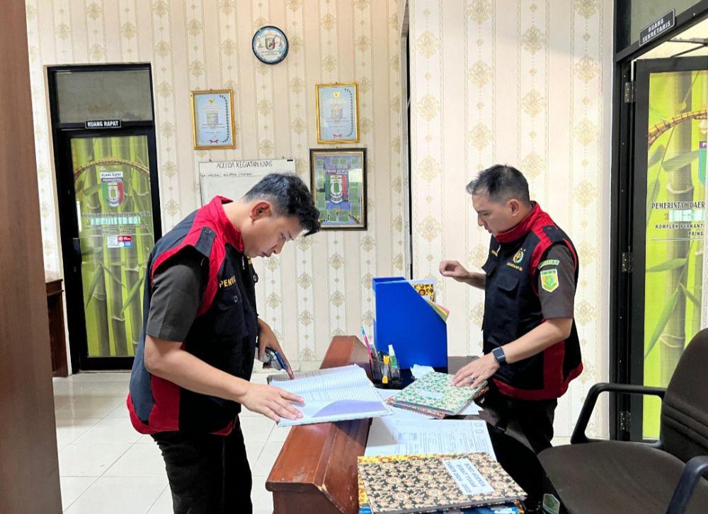 Kegiatan penggeledahan tim Penyidik Kejari Pringsewu mengusut dugaan korupsi dana Bimtek aparatur desa se-kabupaten. (Dok. Kejari Pringsewu).