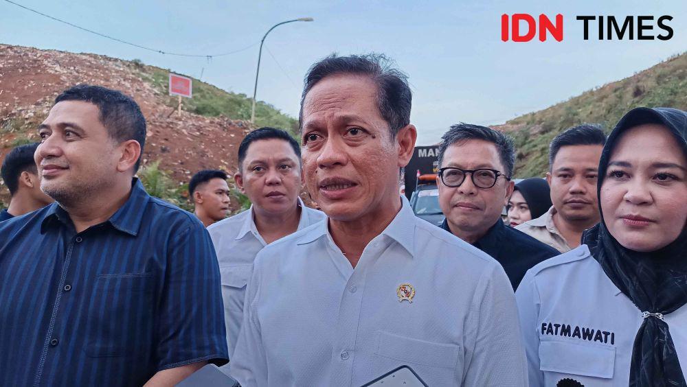Menteri Lingkungan Hidup Hanif Faisol Nurofiq meninjau langsung kondisi TPA Tamangapa, Makassar, didampingi Wali Kota Munafri Arifuddin dan Wakil Gubernur Sulsel Fatmawati Rusdi, Jumat (30/5/2025). (IDN Times/Asrhawi Muin)