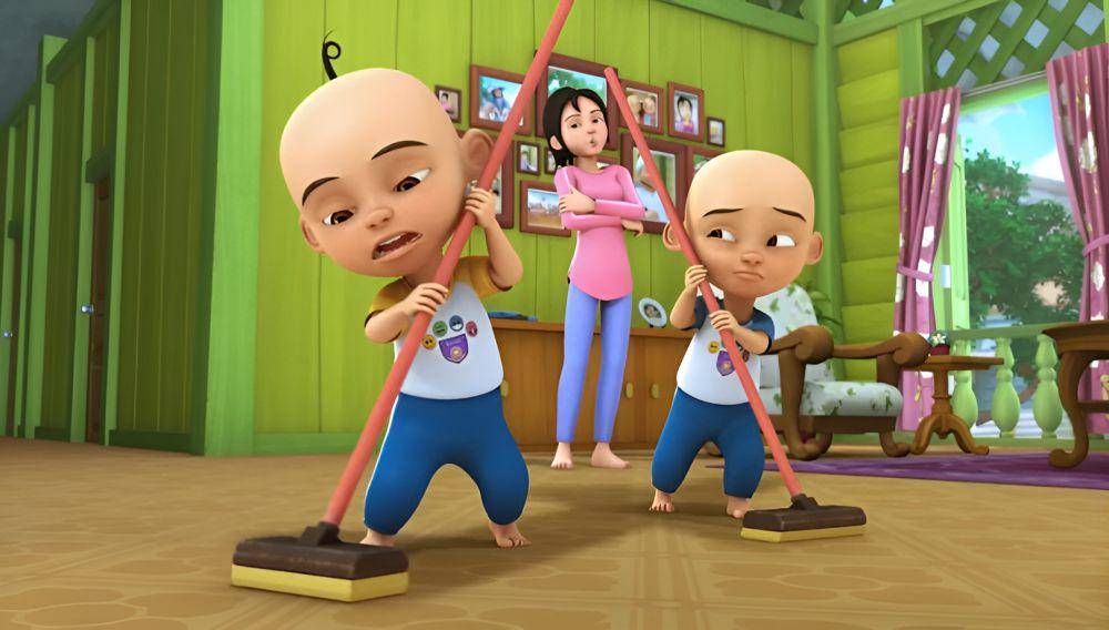 Upin dan Ipin sedang pel lantai (dok. Les' Copaque Production/Upin & Ipin)