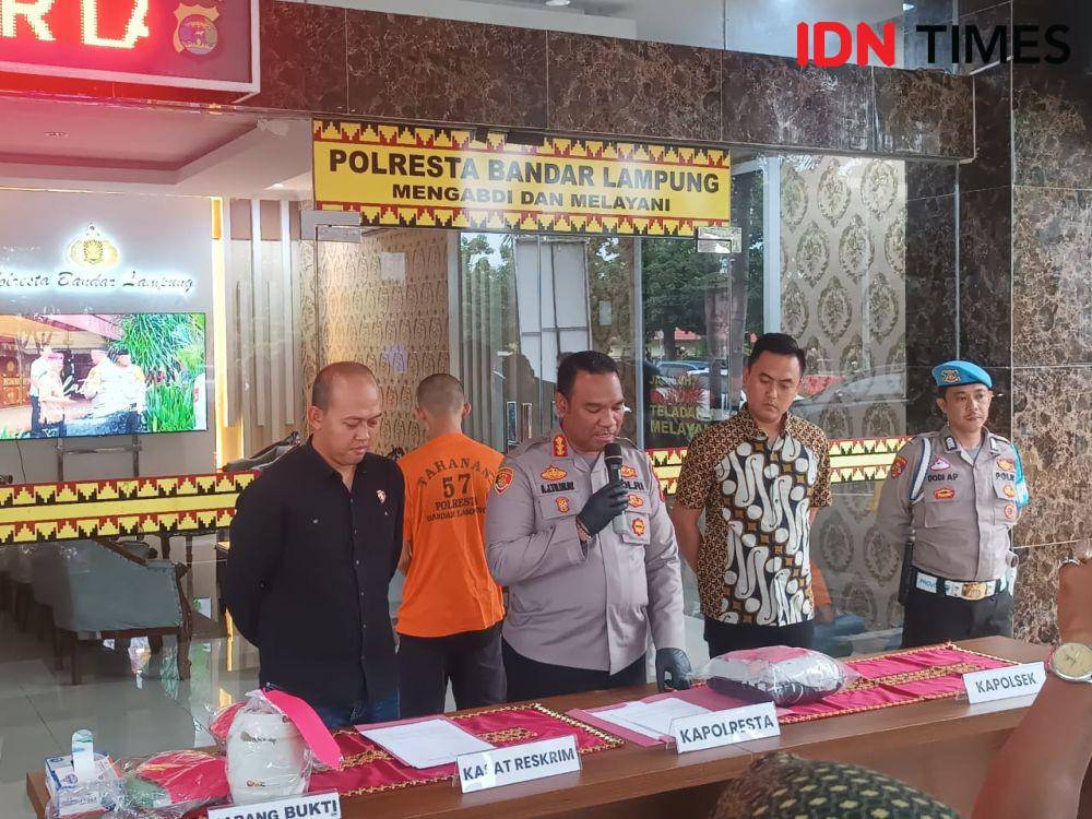Pelaku HJ ditangkap personel Satreskrim Polresta Bandar Lampung. (IDN Times/Tama Yudha Wiguna).