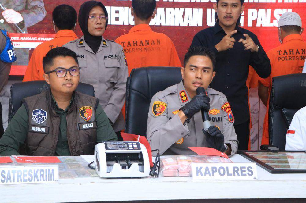 Edarkan uang palsu, 5 orang ditangkap, dua diantaranya kades aktif di Ngawi. IDN Times/ Humas Polres Ngawi.